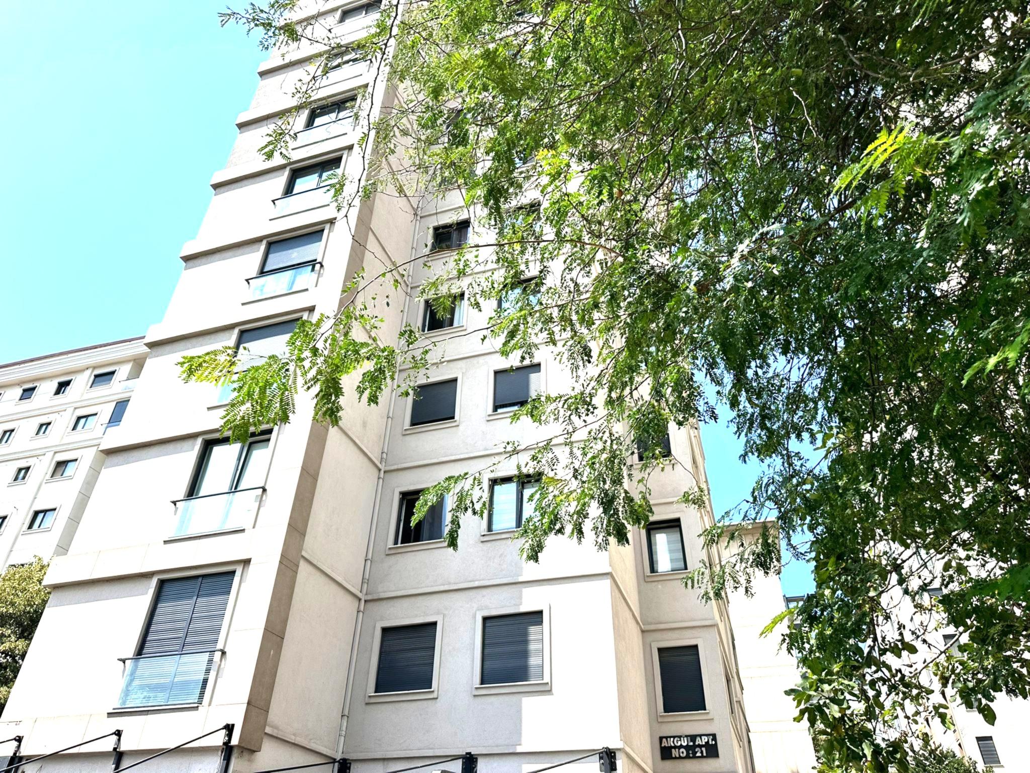 CADDE DE BOSTANCI SAHİL VE MARMARAY YAKINI GENÇ BİNA 3+1 DAİRE